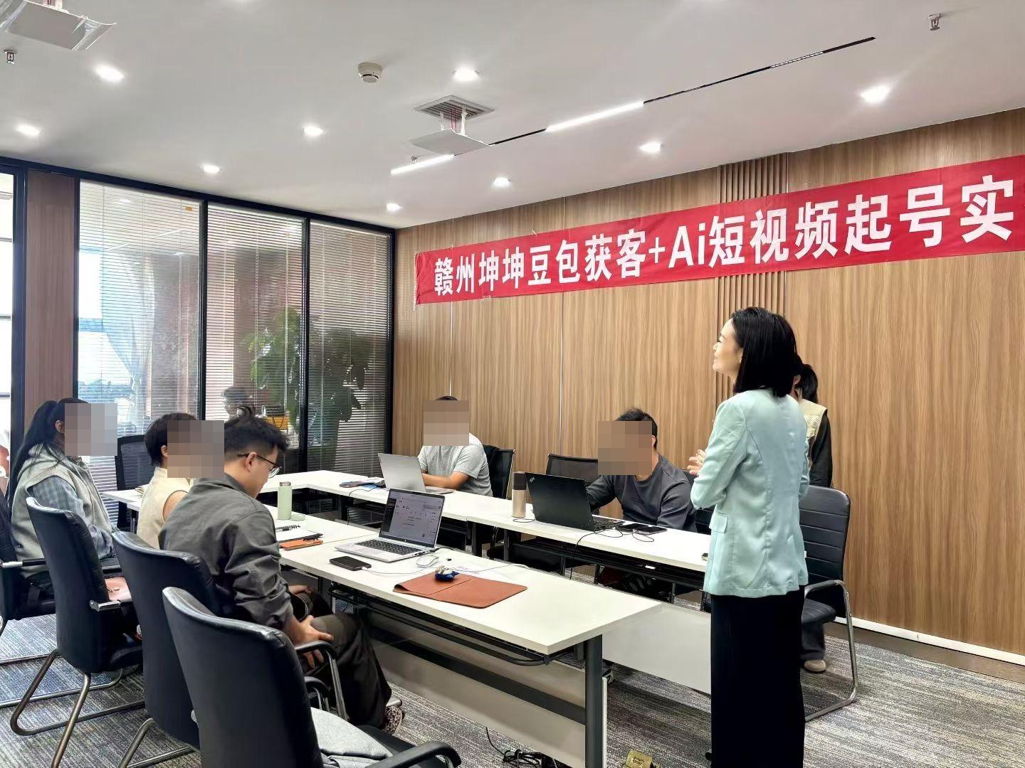 学员围坐实操研讨
