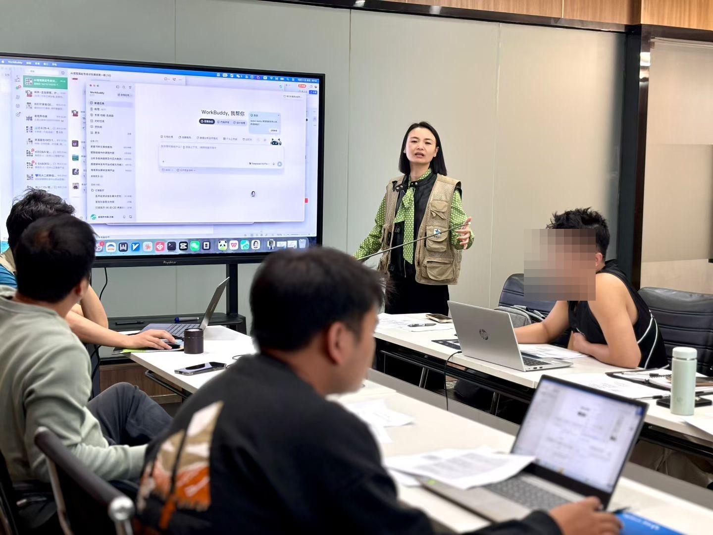 讲师现场演示AI智能体与WorkBuddy实操