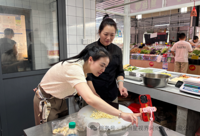 星视界传媒坤坤在杨梅生活广场指导沉浸式拍摄