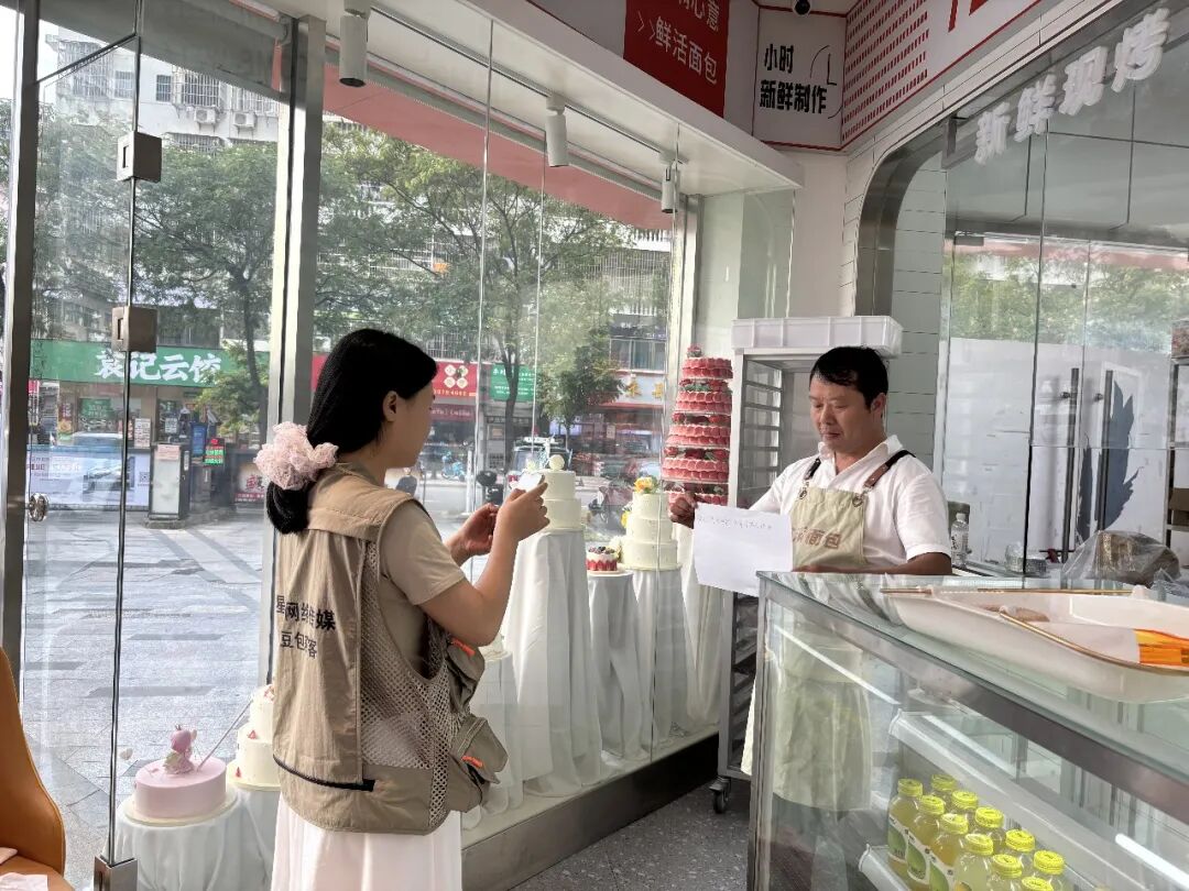 赣州星视界传媒工作人员协助注册各平台账户